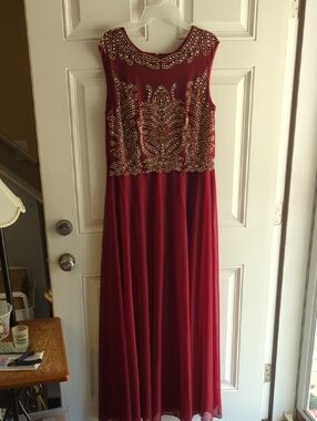 Beaded Sleeveless Wine-Red Prom Dress